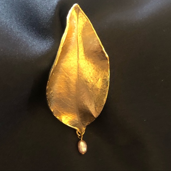 Vintage Leaf and pearl brooch by Celia Landman - Picture 3 of 4